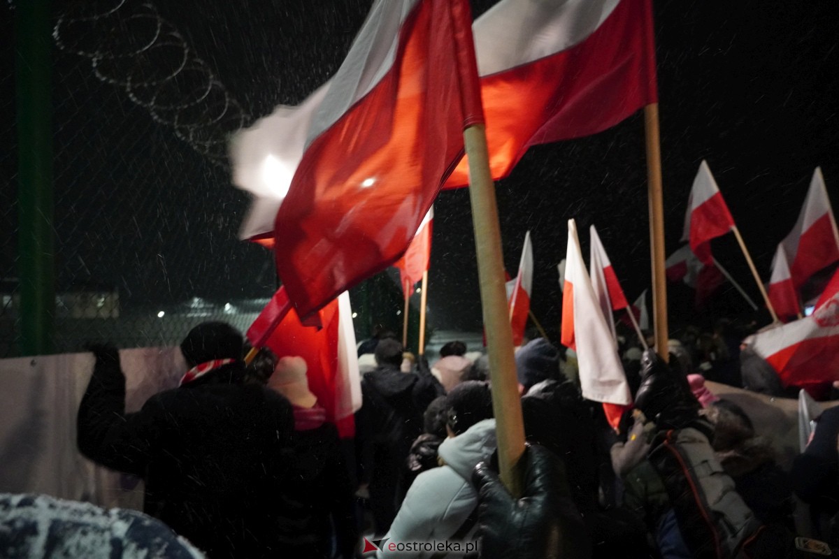 Manifestacje dla M. Wąsika przed ZK Przytuły Stare [13.01.2023] - zdjęcie #16 - eOstroleka.pl