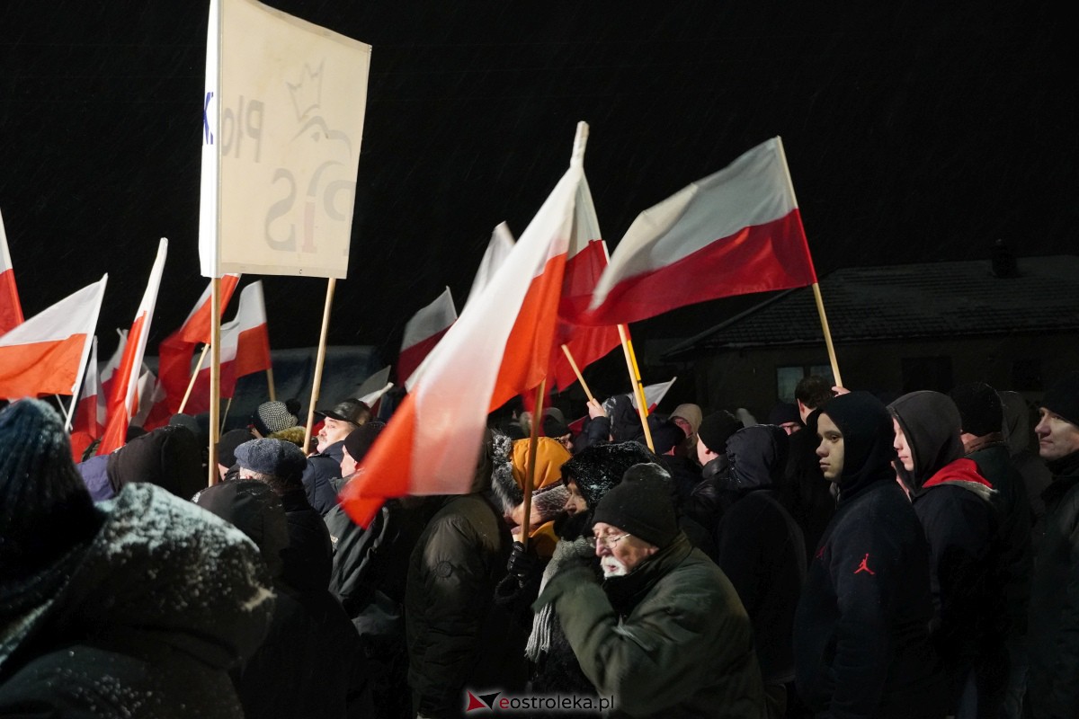 Manifestacje dla M. Wąsika przed ZK Przytuły Stare [13.01.2023] - zdjęcie #9 - eOstroleka.pl