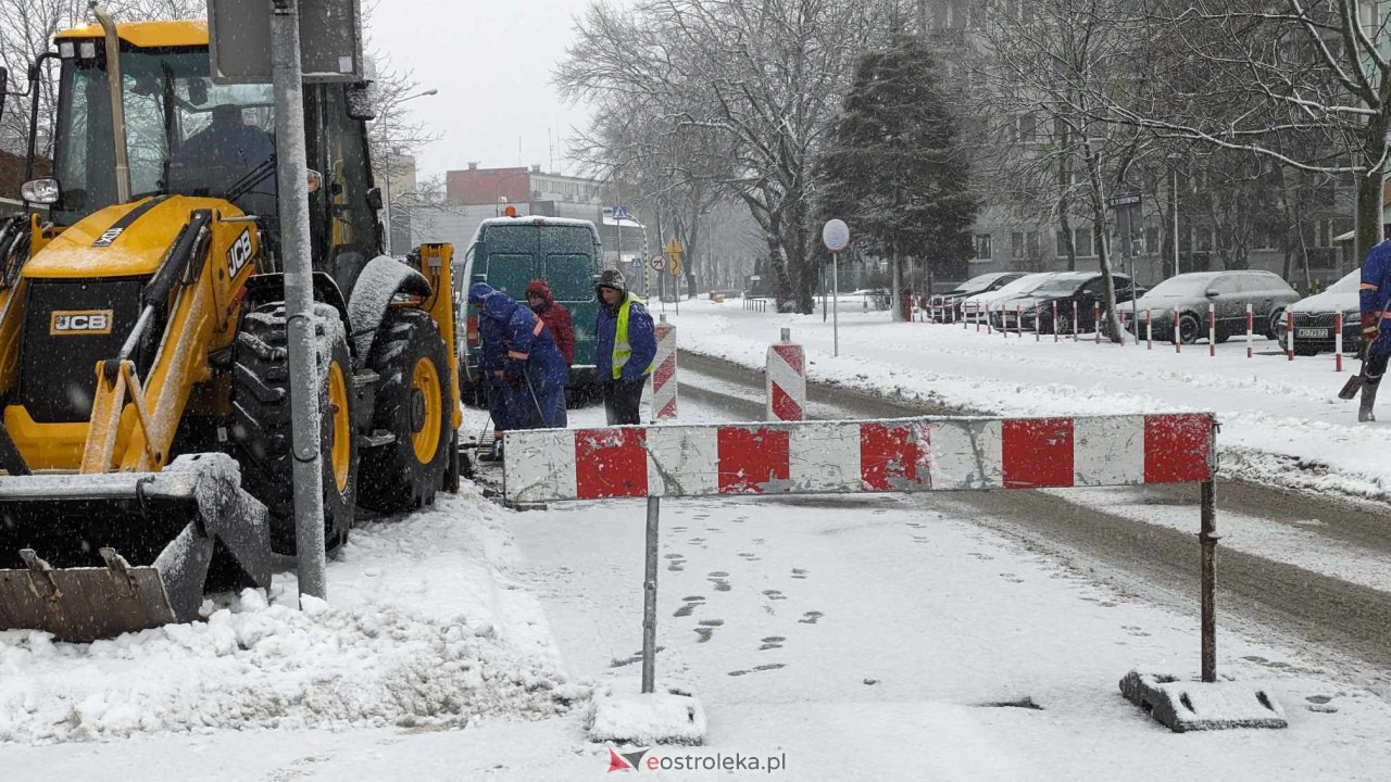Awaria sieci wodociągowej w centrum Ostrołęka [15.01.2024] - zdjęcie #11 - eOstroleka.pl