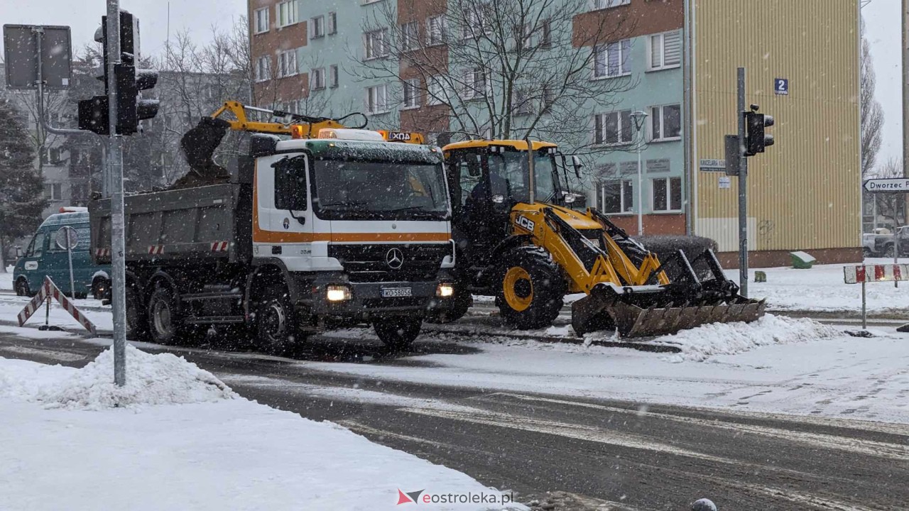 Awaria sieci wodociągowej w centrum Ostrołęka [15.01.2024] - zdjęcie #10 - eOstroleka.pl
