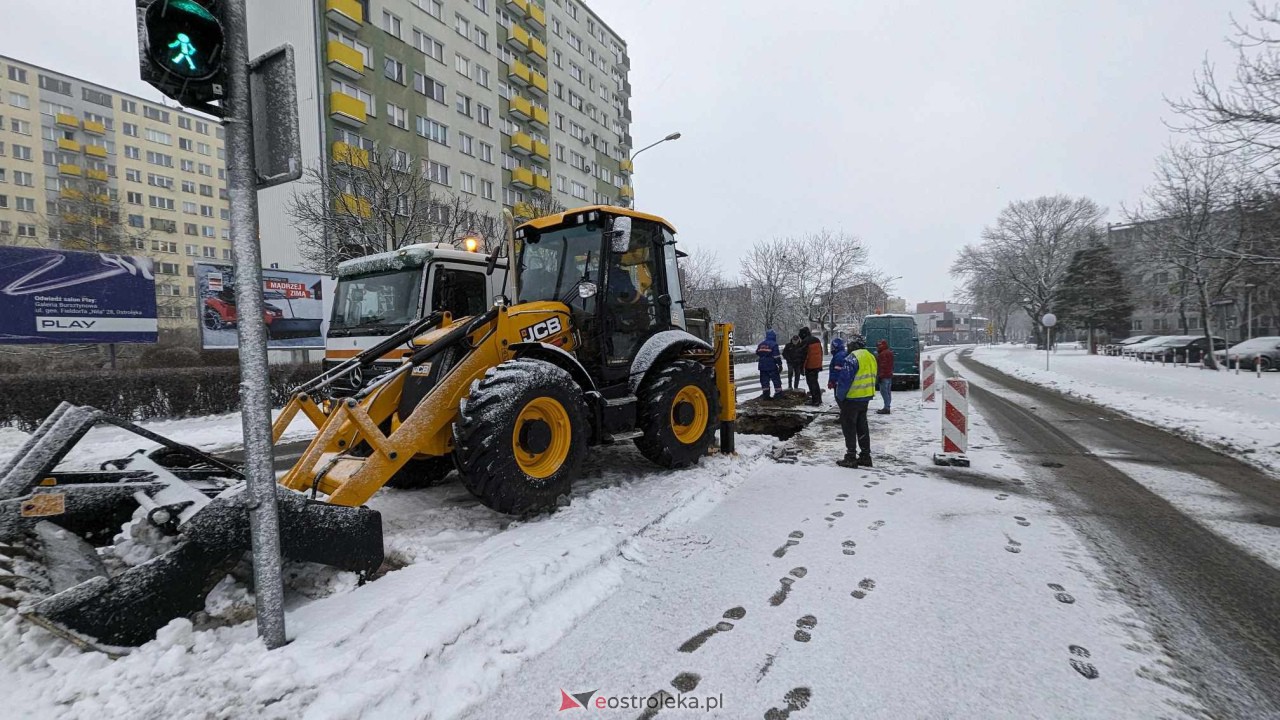 Awaria sieci wodociągowej w centrum Ostrołęka [15.01.2024] - zdjęcie #9 - eOstroleka.pl