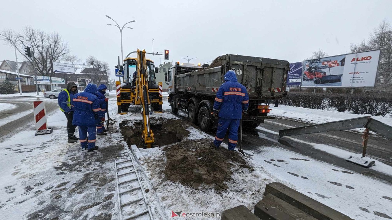 Awaria sieci wodociągowej w centrum Ostrołęka [15.01.2024] - zdjęcie #8 - eOstroleka.pl