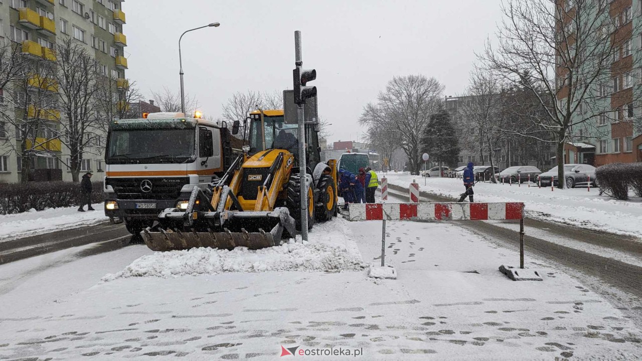 Awaria sieci wodociągowej w centrum Ostrołęka [15.01.2024] - zdjęcie #7 - eOstroleka.pl