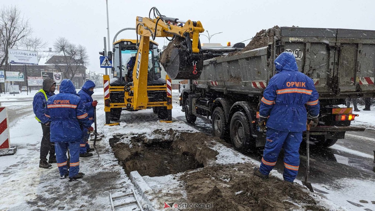 Awaria sieci wodociągowej w centrum Ostrołęka [15.01.2024] - zdjęcie #6 - eOstroleka.pl