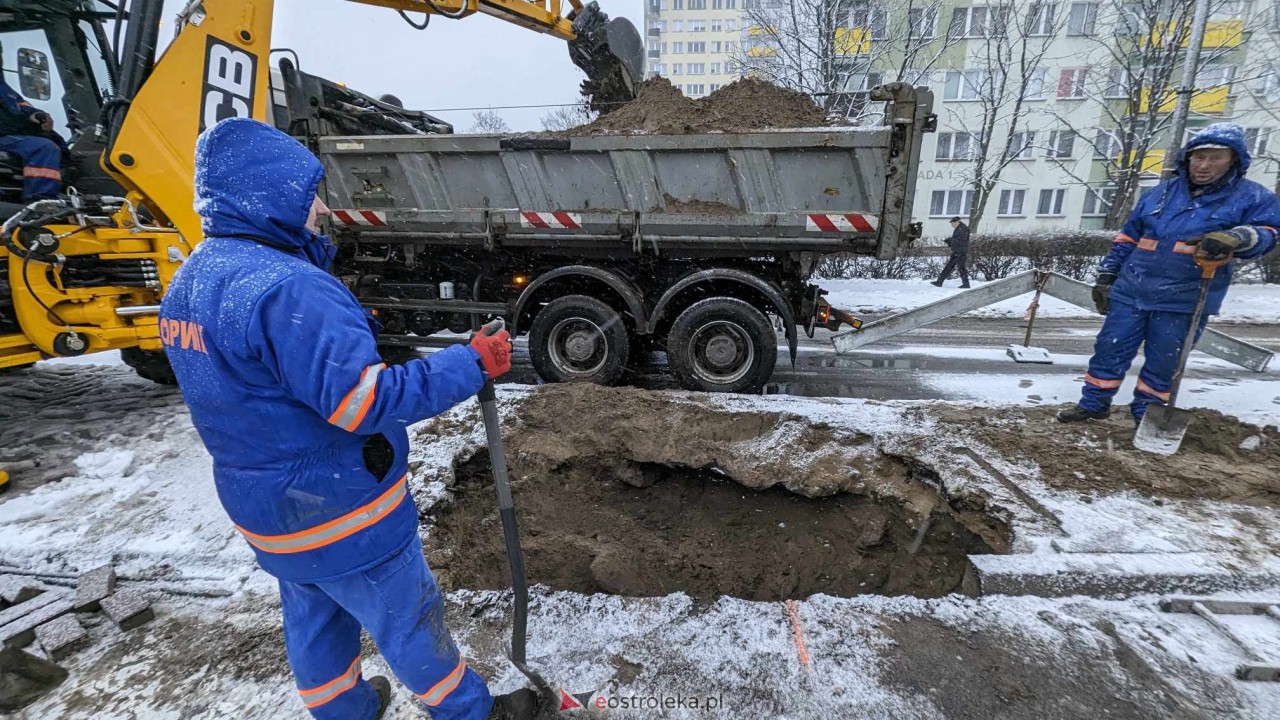 Awaria sieci wodociągowej w centrum Ostrołęka [15.01.2024] - zdjęcie #5 - eOstroleka.pl