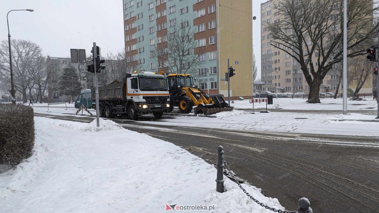 Awaria sieci wodociągowej w centrum Ostrołęka [15.01.2024] - zdjęcie #4 - eOstroleka.pl