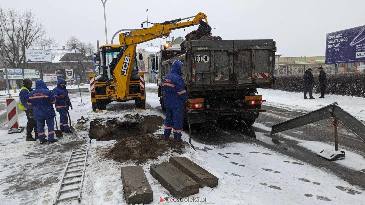 Awaria sieci wodociągowej w centrum Ostrołęka [15.01.2024] - zdjęcie #3 - eOstroleka.pl