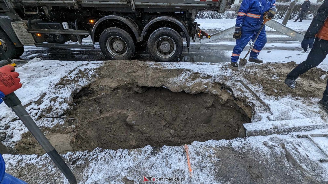 Awaria sieci wodociągowej w centrum Ostrołęka [15.01.2024] - zdjęcie #1 - eOstroleka.pl