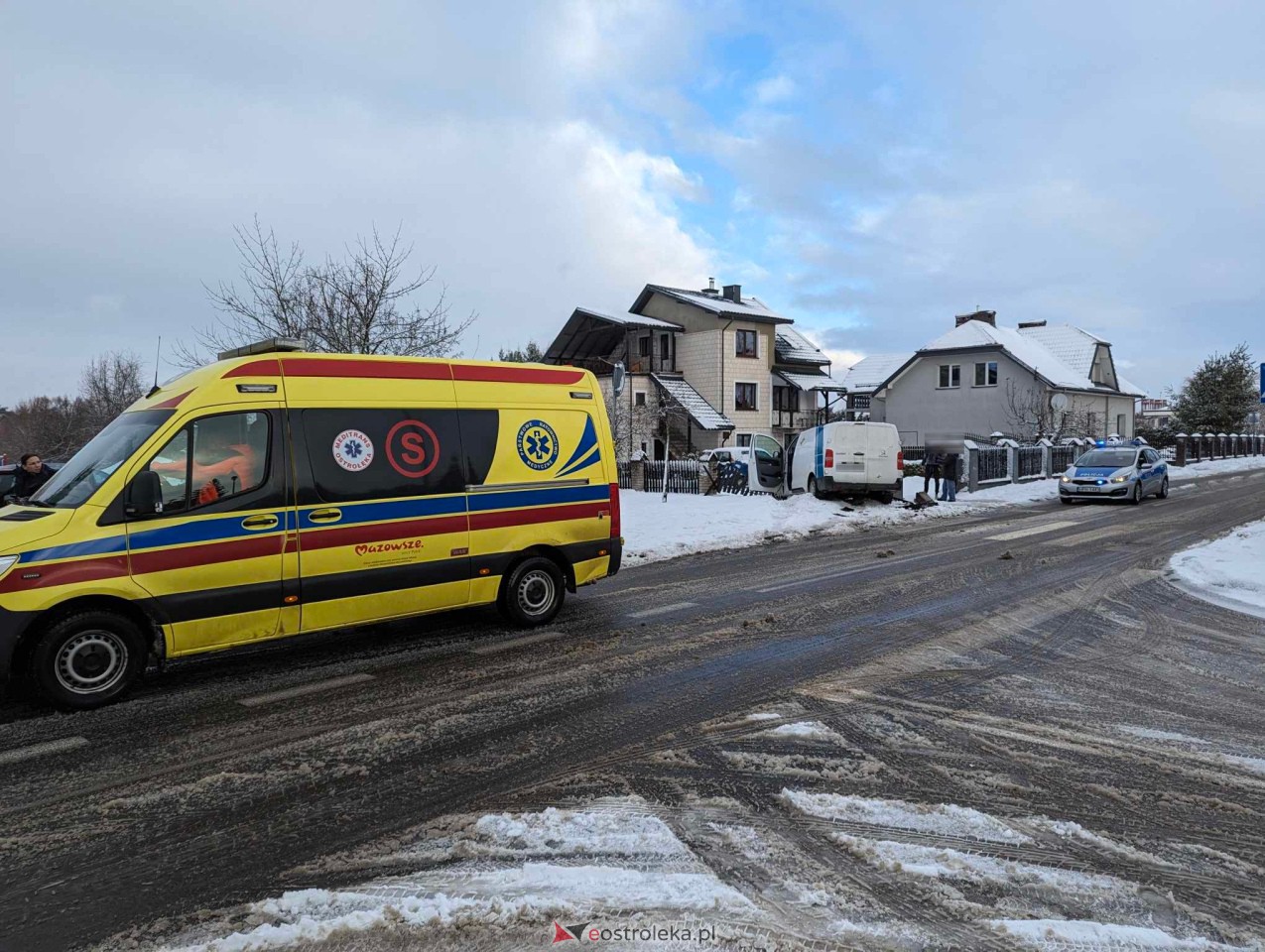 Wypadek na osiedlu Pomian w Ostrołęce [15.01.2024] - zdjęcie #12 - eOstroleka.pl