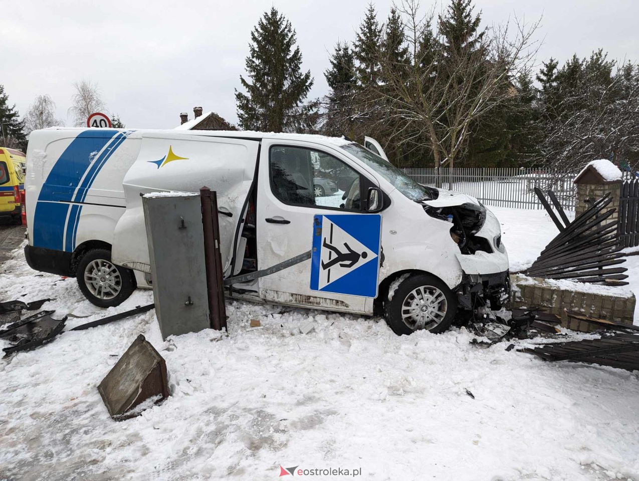 Wypadek na osiedlu Pomian w Ostrołęce [15.01.2024] - zdjęcie #11 - eOstroleka.pl