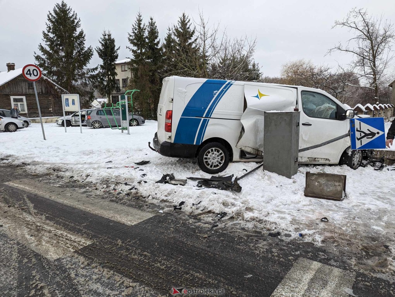 Wypadek na osiedlu Pomian w Ostrołęce [15.01.2024] - zdjęcie #10 - eOstroleka.pl