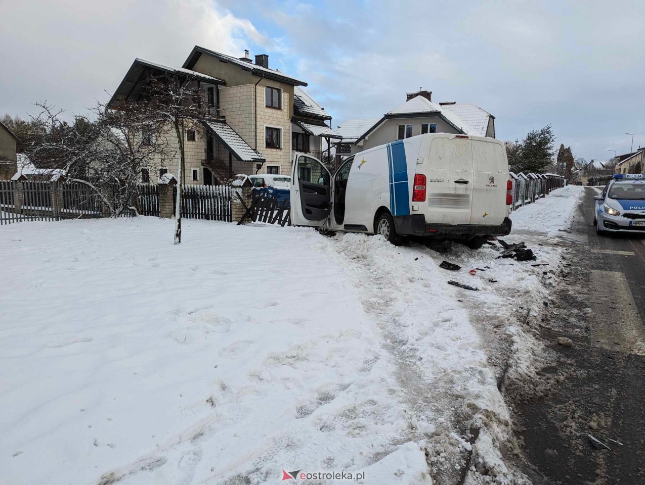Wypadek na osiedlu Pomian w Ostrołęce [15.01.2024] - zdjęcie #9 - eOstroleka.pl
