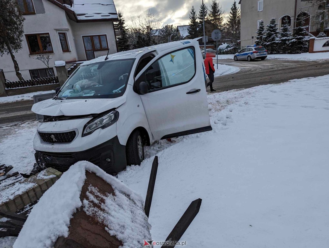 Wypadek na osiedlu Pomian w Ostrołęce [15.01.2024] - zdjęcie #8 - eOstroleka.pl