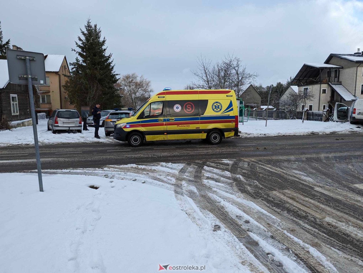 Wypadek na osiedlu Pomian w Ostrołęce [15.01.2024] - zdjęcie #6 - eOstroleka.pl