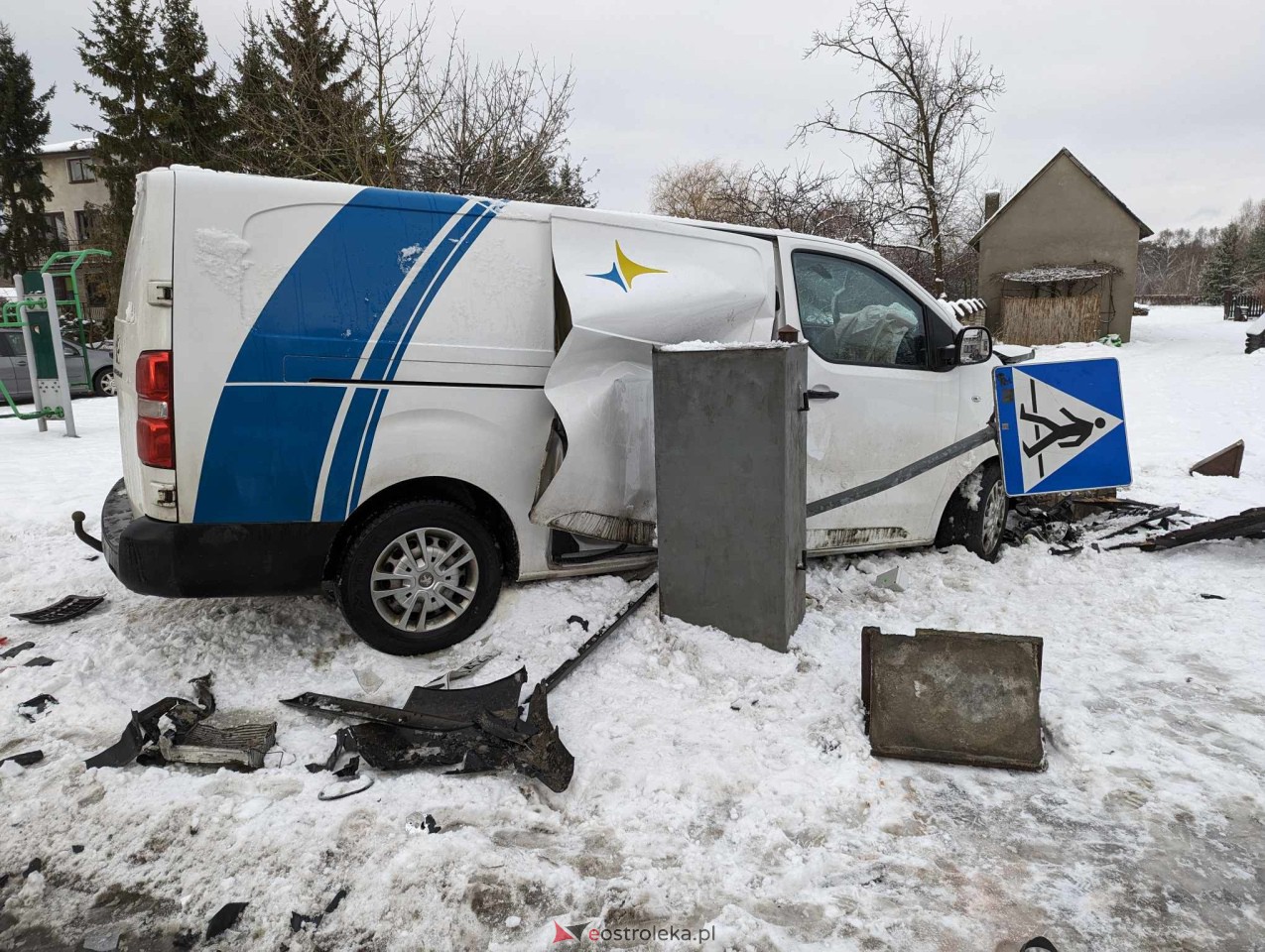 Wypadek na osiedlu Pomian w Ostrołęce [15.01.2024] - zdjęcie #5 - eOstroleka.pl