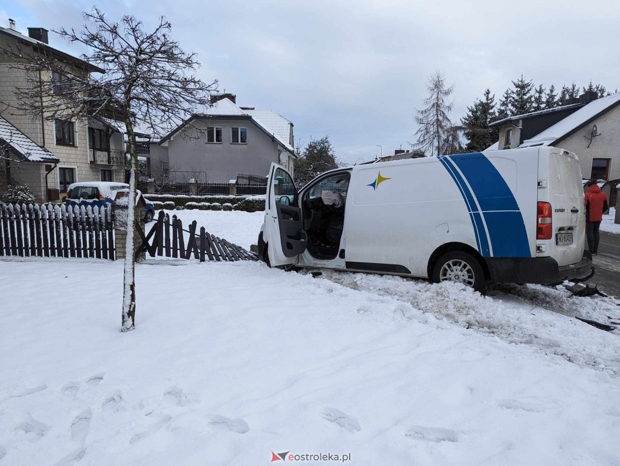Wypadek na osiedlu Pomian w Ostrołęce [15.01.2024] - zdjęcie #4 - eOstroleka.pl
