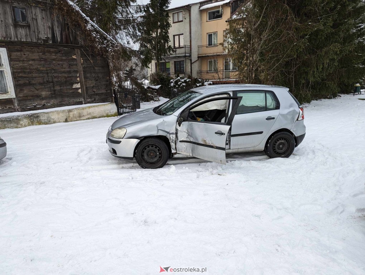 Wypadek na osiedlu Pomian w Ostrołęce [15.01.2024] - zdjęcie #3 - eOstroleka.pl
