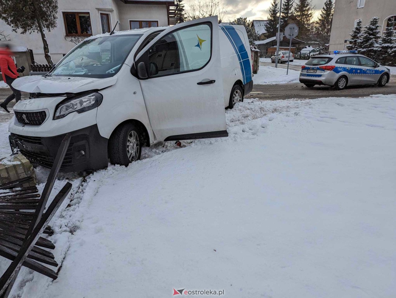 Wypadek na osiedlu Pomian w Ostrołęce [15.01.2024] - zdjęcie #2 - eOstroleka.pl