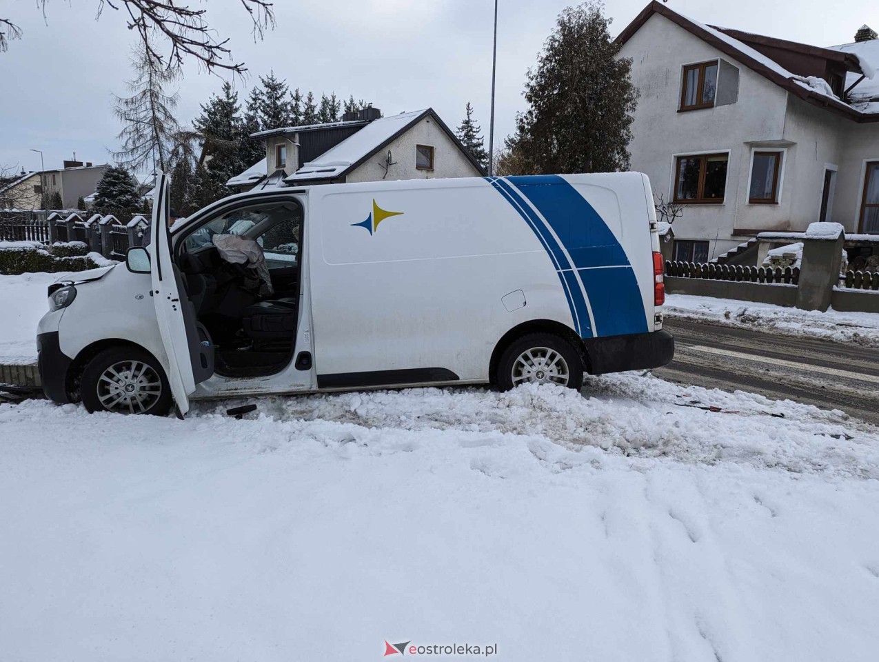 Wypadek na osiedlu Pomian w Ostrołęce [15.01.2024] - zdjęcie #1 - eOstroleka.pl