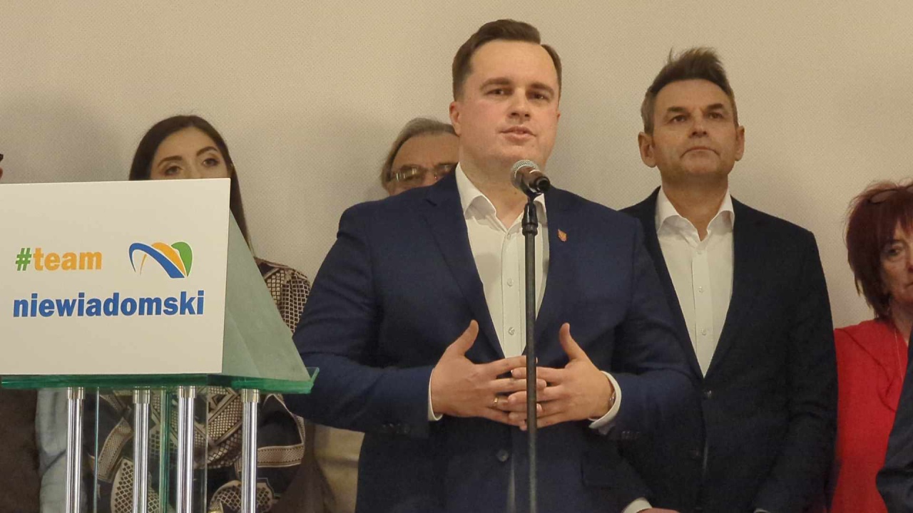 Konferencja prasowa Pawła Niewiadomskiego [18.01.2024] - zdjęcie #1 - eOstroleka.pl