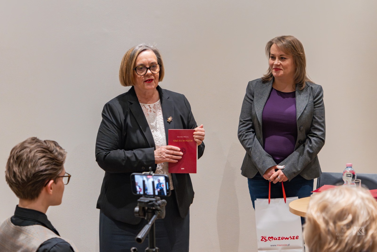 Spotkanie autorskie z Bogumiłem Wójcikiem w Muzeum Kultury Kurpiowskiej [19.01.2024] - zdjęcie #8 - eOstroleka.pl