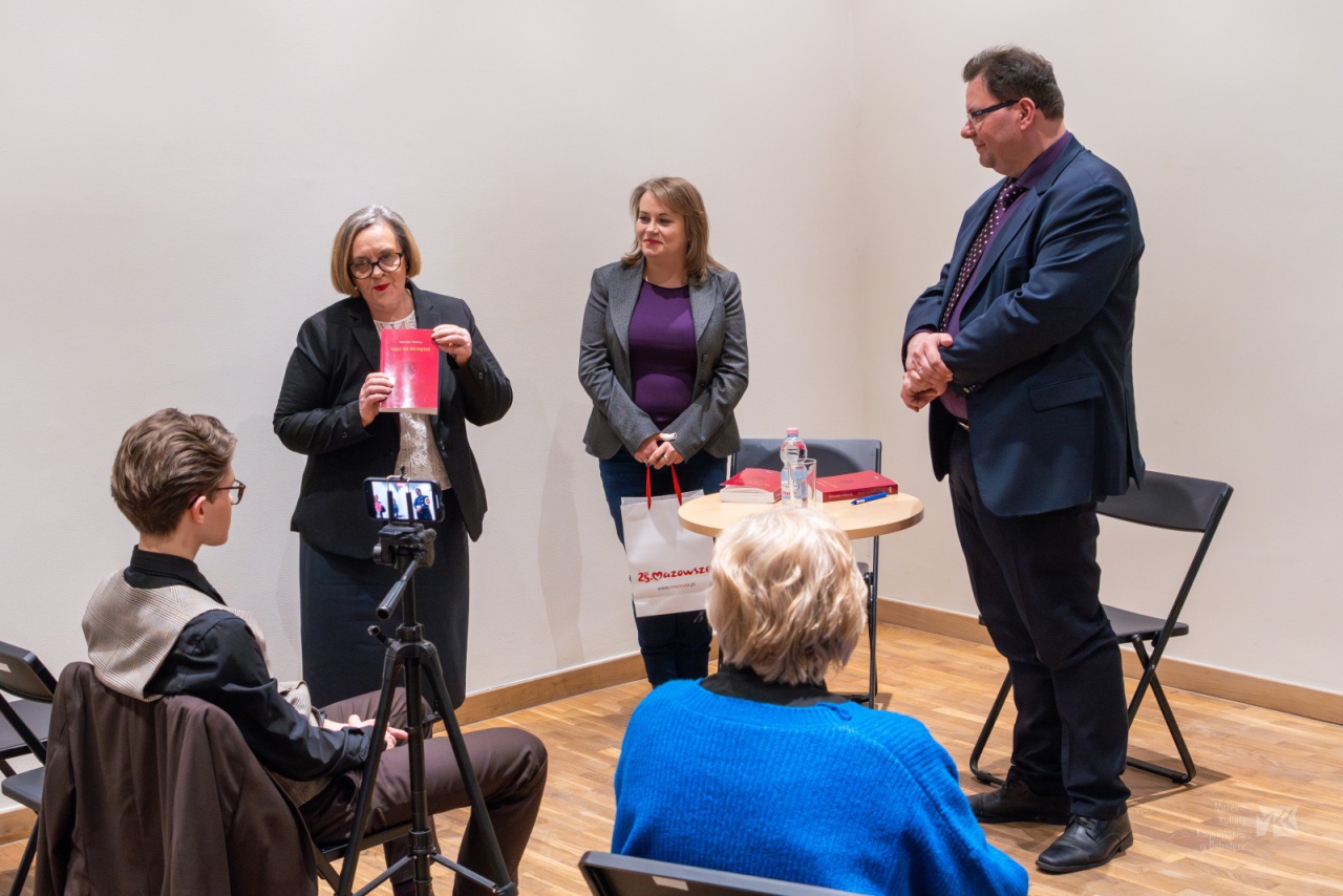 Spotkanie autorskie z Bogumiłem Wójcikiem w Muzeum Kultury Kurpiowskiej [19.01.2024] - zdjęcie #7 - eOstroleka.pl