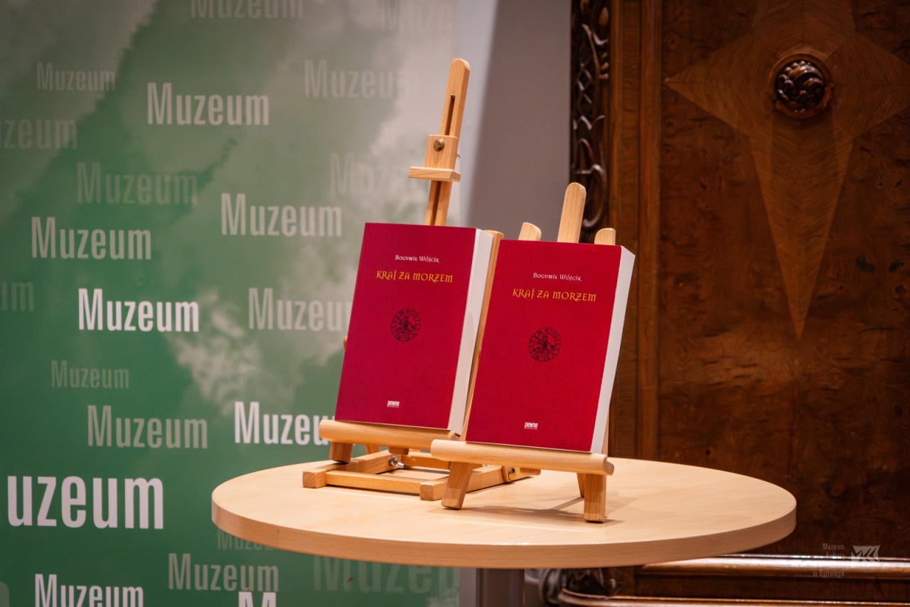 Spotkanie autorskie z Bogumiłem Wójcikiem w Muzeum Kultury Kurpiowskiej [19.01.2024] - zdjęcie #6 - eOstroleka.pl