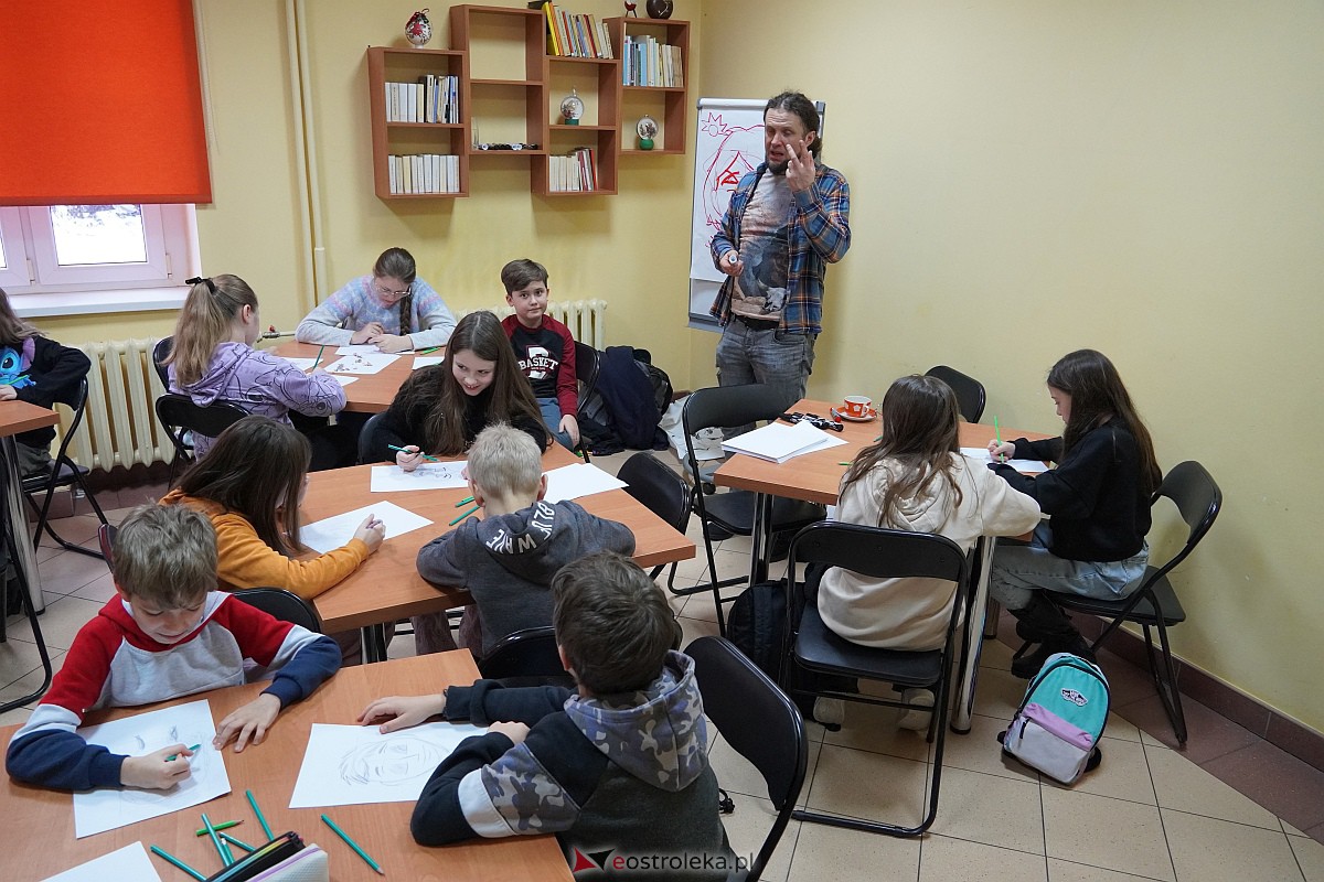 Manga i komiks w rękach młodych ostrołęczan. Warsztaty pod okiem Szymona Teluka [19.01.2024] - zdjęcie #23 - eOstroleka.pl