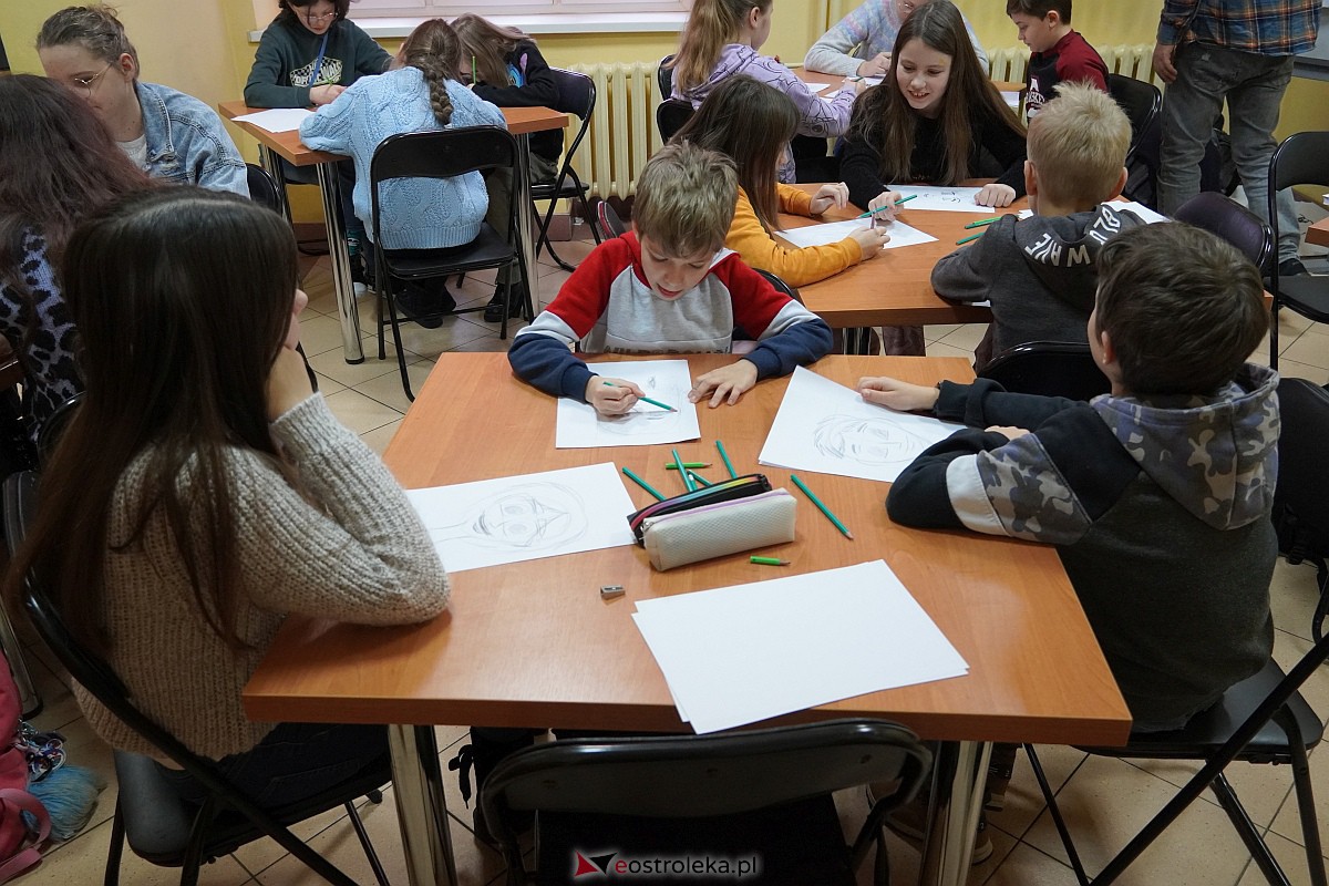 Manga i komiks w rękach młodych ostrołęczan. Warsztaty pod okiem Szymona Teluka [19.01.2024] - zdjęcie #22 - eOstroleka.pl