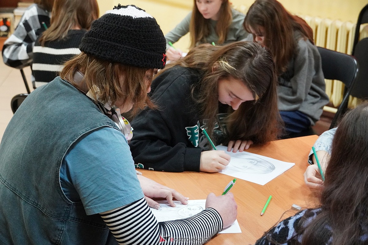 Manga i komiks w rękach młodych ostrołęczan. Warsztaty pod okiem Szymona Teluka [19.01.2024] - zdjęcie #20 - eOstroleka.pl