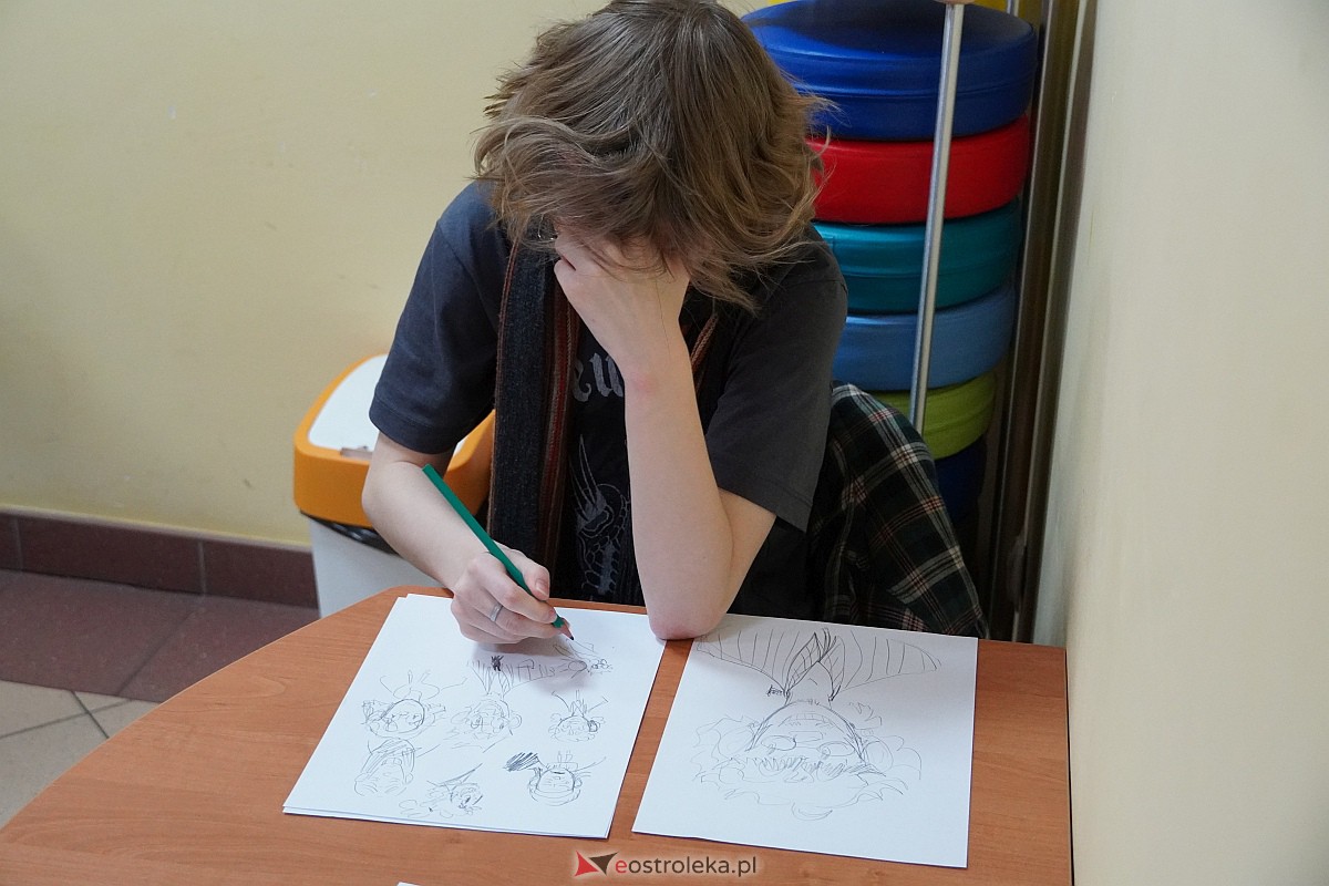 Manga i komiks w rękach młodych ostrołęczan. Warsztaty pod okiem Szymona Teluka [19.01.2024] - zdjęcie #17 - eOstroleka.pl