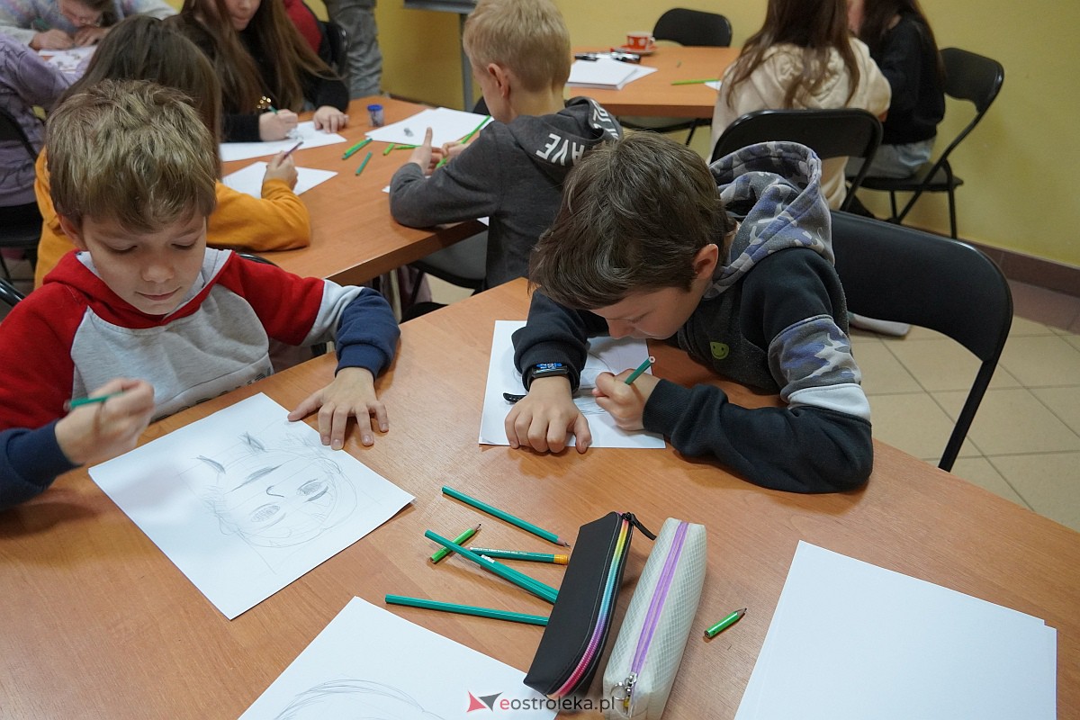 Manga i komiks w rękach młodych ostrołęczan. Warsztaty pod okiem Szymona Teluka [19.01.2024] - zdjęcie #16 - eOstroleka.pl