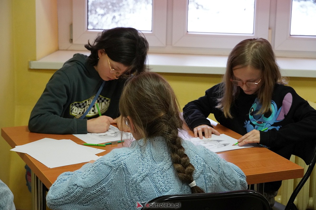 Manga i komiks w rękach młodych ostrołęczan. Warsztaty pod okiem Szymona Teluka [19.01.2024] - zdjęcie #15 - eOstroleka.pl