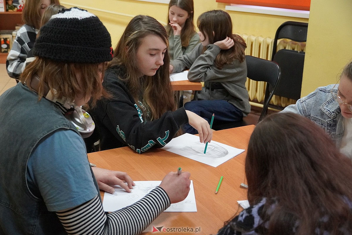 Manga i komiks w rękach młodych ostrołęczan. Warsztaty pod okiem Szymona Teluka [19.01.2024] - zdjęcie #14 - eOstroleka.pl