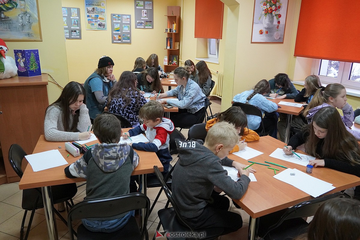 Manga i komiks w rękach młodych ostrołęczan. Warsztaty pod okiem Szymona Teluka [19.01.2024] - zdjęcie #13 - eOstroleka.pl