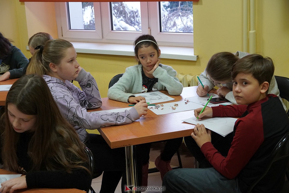 Manga i komiks w rękach młodych ostrołęczan. Warsztaty pod okiem Szymona Teluka [19.01.2024] - zdjęcie #12 - eOstroleka.pl