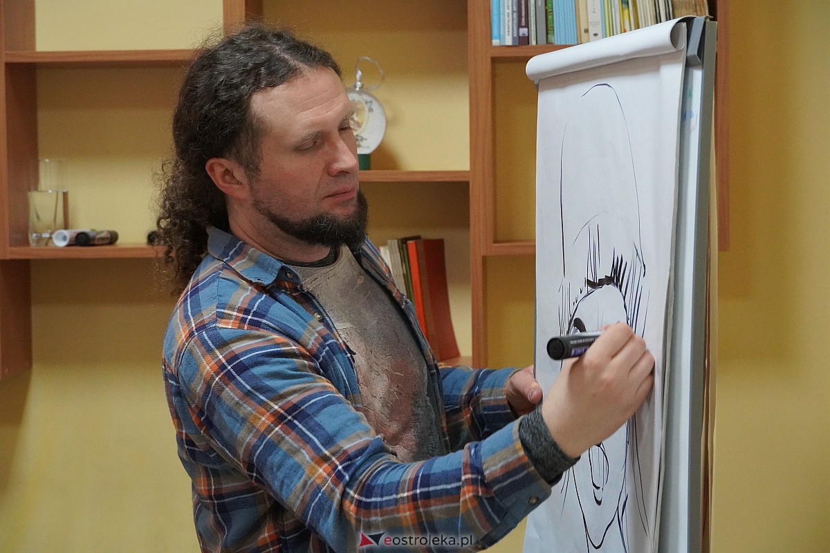 Manga i komiks w rękach młodych ostrołęczan. Warsztaty pod okiem Szymona Teluka [19.01.2024] - zdjęcie #11 - eOstroleka.pl