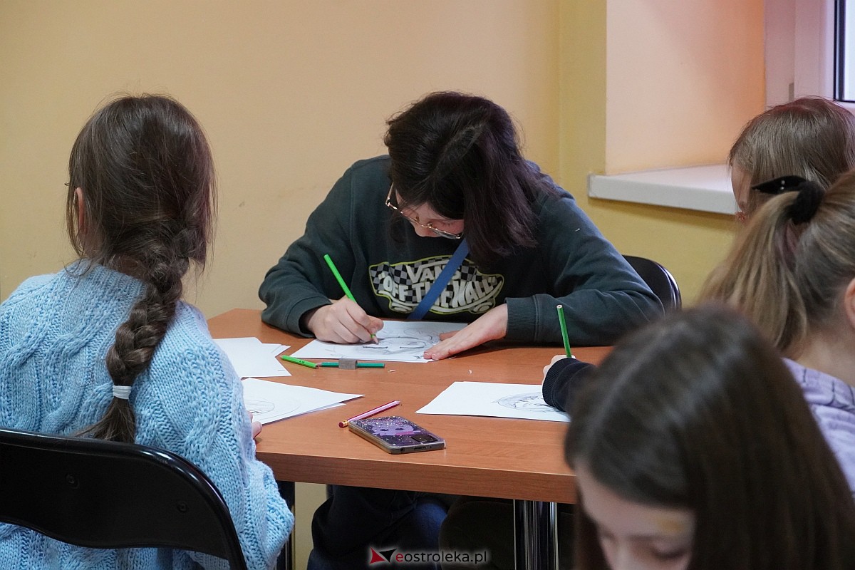 Manga i komiks w rękach młodych ostrołęczan. Warsztaty pod okiem Szymona Teluka [19.01.2024] - zdjęcie #10 - eOstroleka.pl