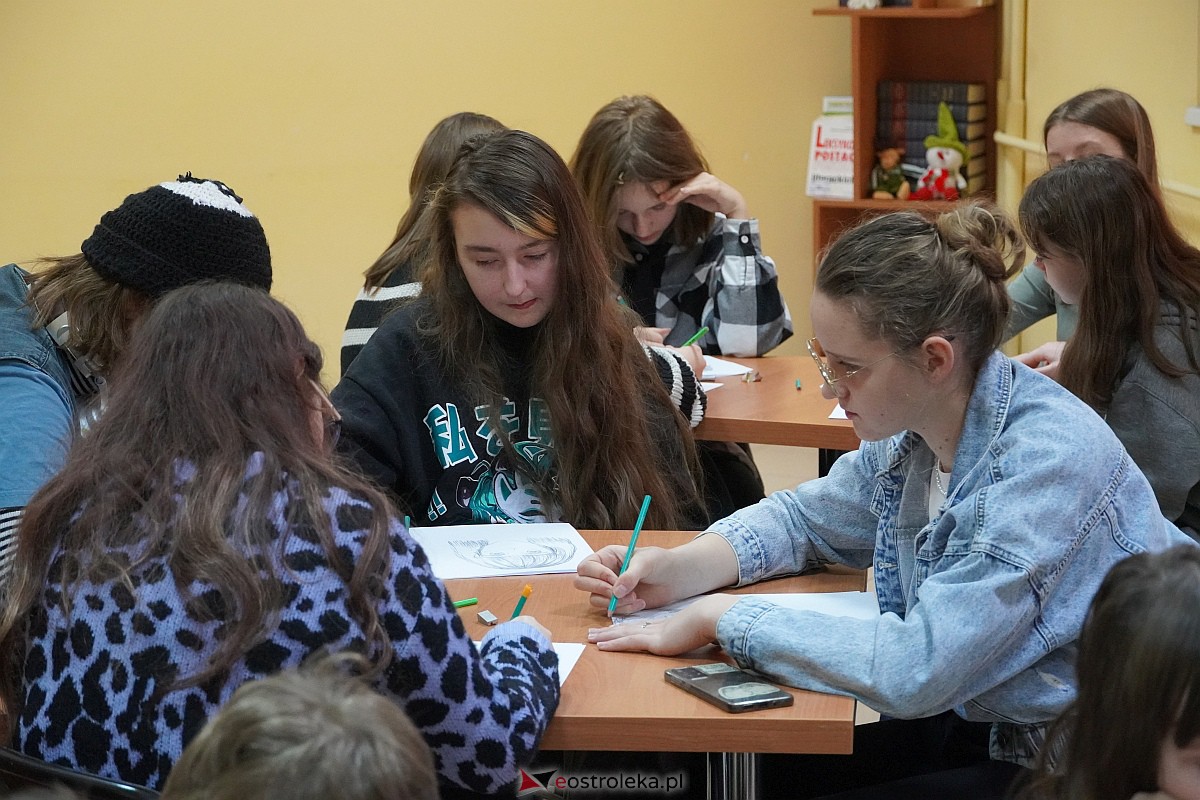 Manga i komiks w rękach młodych ostrołęczan. Warsztaty pod okiem Szymona Teluka [19.01.2024] - zdjęcie #9 - eOstroleka.pl