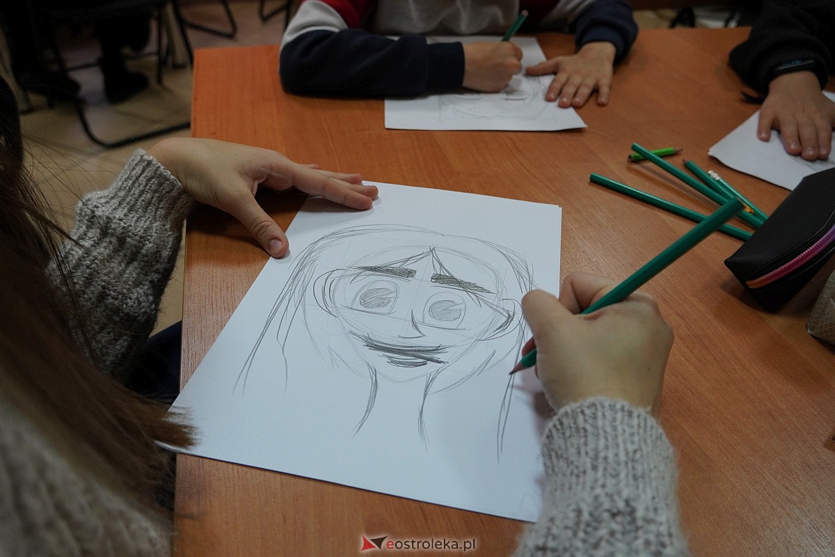 Manga i komiks w rękach młodych ostrołęczan. Warsztaty pod okiem Szymona Teluka [19.01.2024] - zdjęcie #7 - eOstroleka.pl