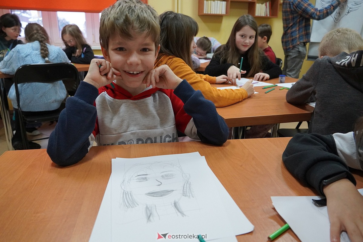 Manga i komiks w rękach młodych ostrołęczan. Warsztaty pod okiem Szymona Teluka [19.01.2024] - zdjęcie #6 - eOstroleka.pl