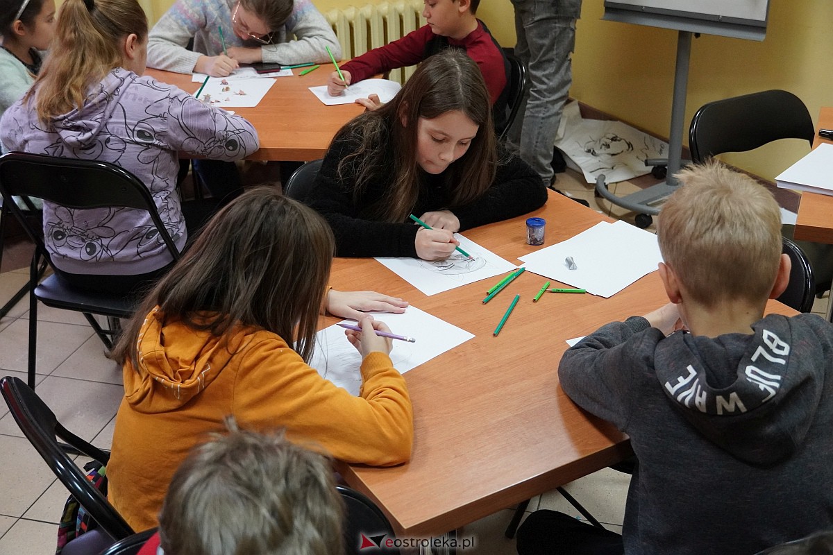 Manga i komiks w rękach młodych ostrołęczan. Warsztaty pod okiem Szymona Teluka [19.01.2024] - zdjęcie #5 - eOstroleka.pl