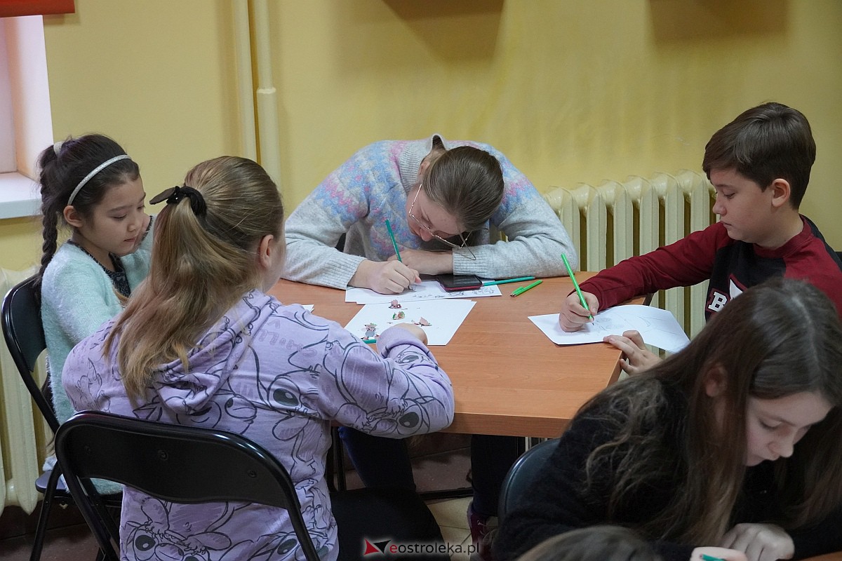 Manga i komiks w rękach młodych ostrołęczan. Warsztaty pod okiem Szymona Teluka [19.01.2024] - zdjęcie #4 - eOstroleka.pl