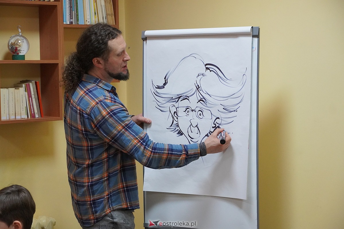 Manga i komiks w rękach młodych ostrołęczan. Warsztaty pod okiem Szymona Teluka [19.01.2024] - zdjęcie #3 - eOstroleka.pl