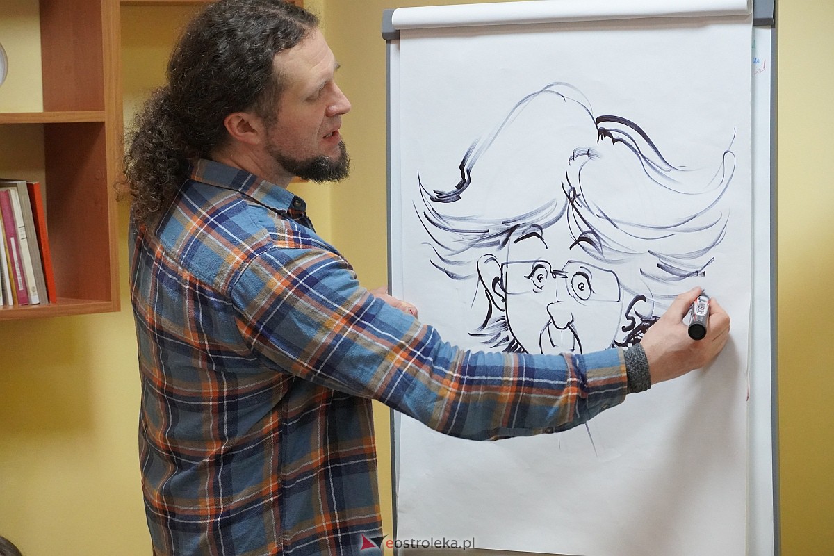 Manga i komiks w rękach młodych ostrołęczan. Warsztaty pod okiem Szymona Teluka [19.01.2024] - zdjęcie #2 - eOstroleka.pl