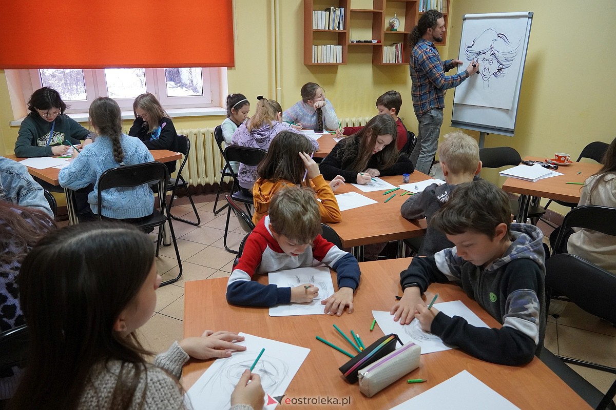 Manga i komiks w rękach młodych ostrołęczan. Warsztaty pod okiem Szymona Teluka [19.01.2024] - zdjęcie #1 - eOstroleka.pl