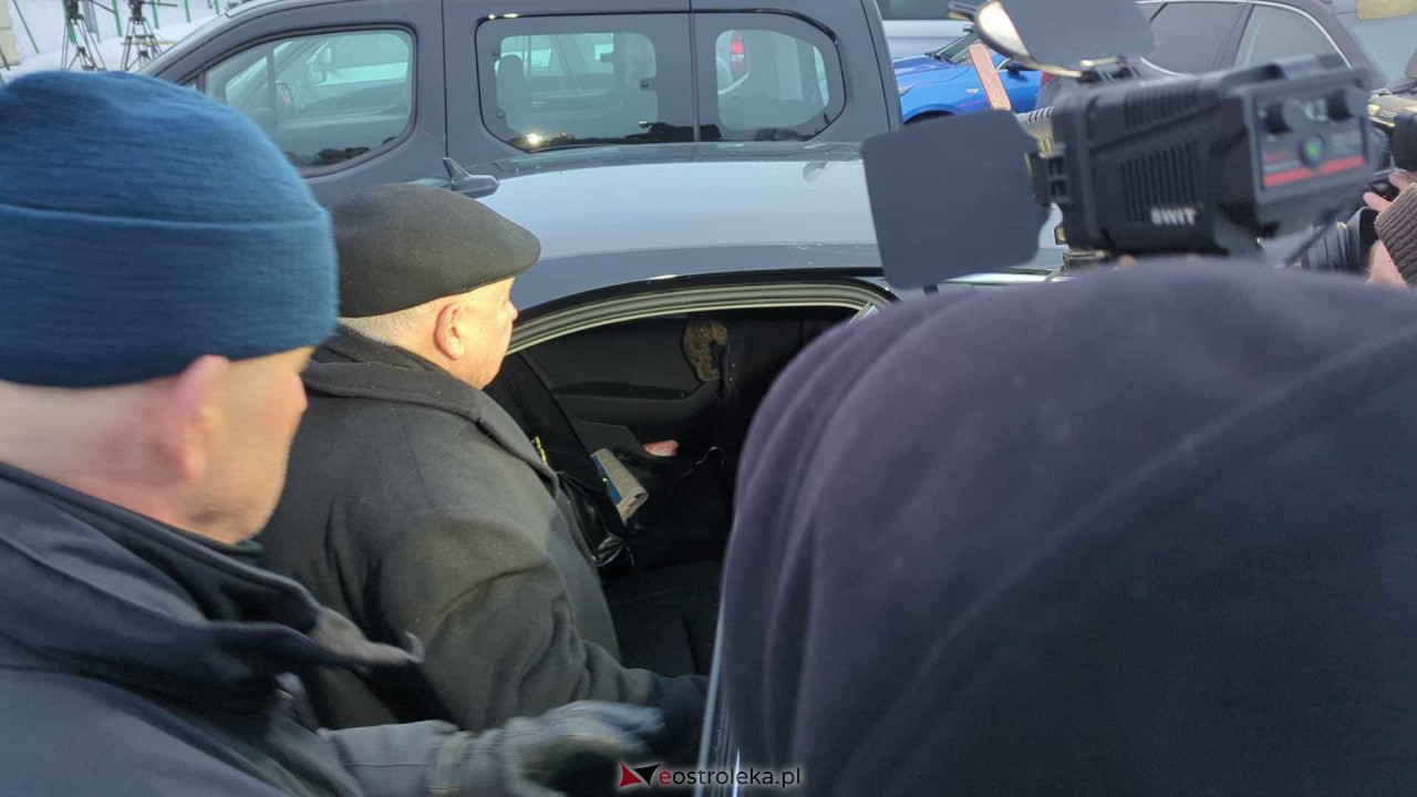 Prezes PiS Jarosław Kaczyński w ZK w Przytułach Starych [19.01.2024] - zdjęcie #12 - eOstroleka.pl