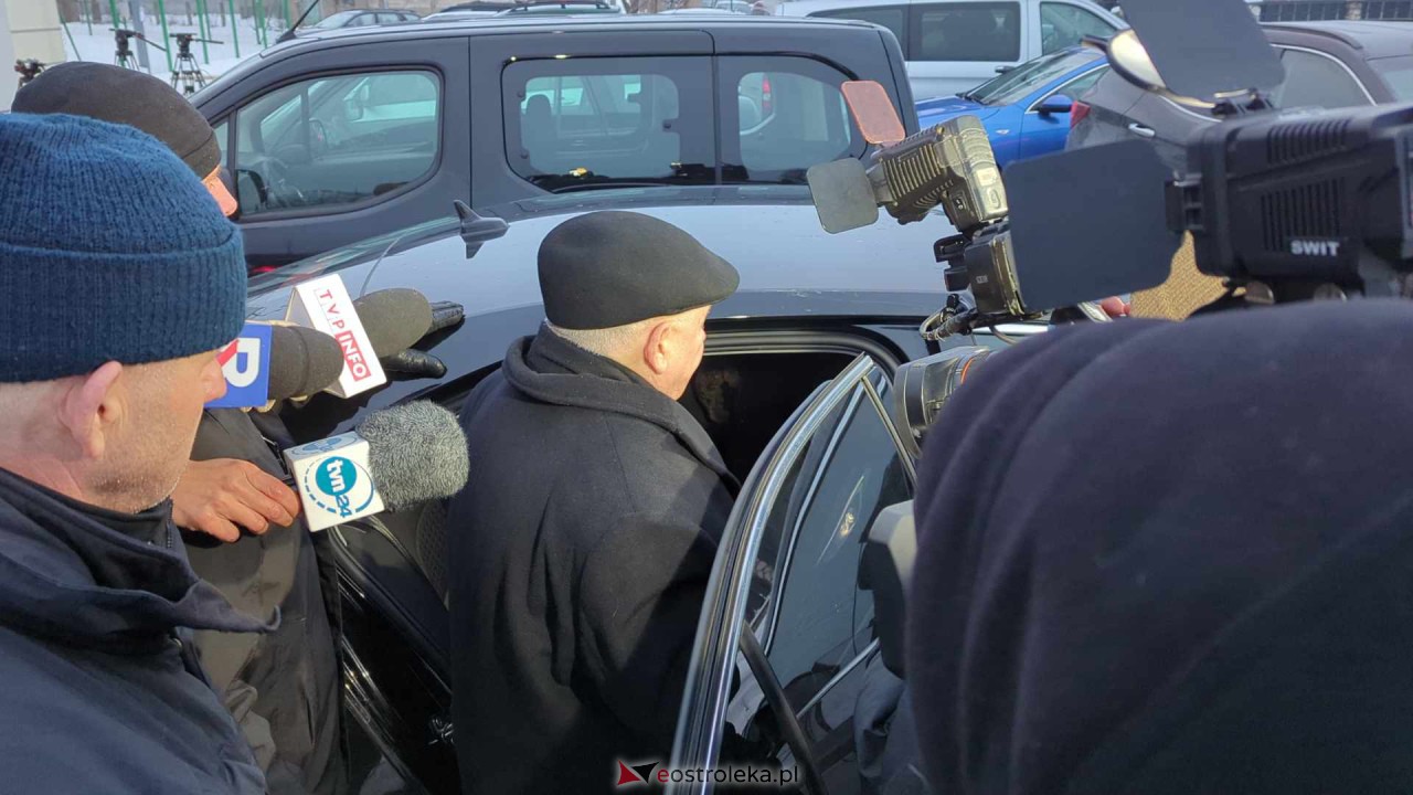 Prezes PiS Jarosław Kaczyński w ZK w Przytułach Starych [19.01.2024] - zdjęcie #11 - eOstroleka.pl