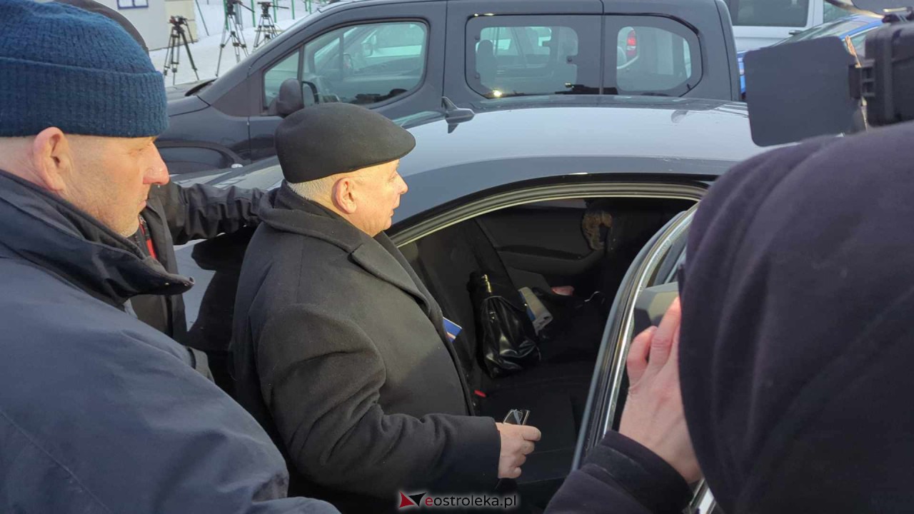 Prezes PiS Jarosław Kaczyński w ZK w Przytułach Starych [19.01.2024] - zdjęcie #9 - eOstroleka.pl