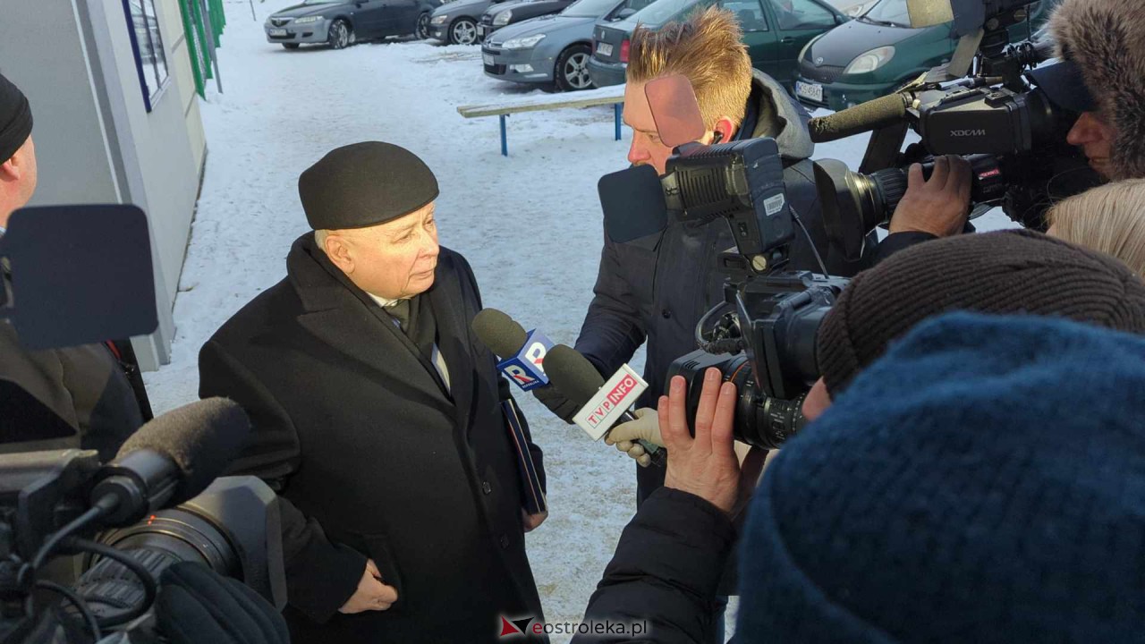 Prezes PiS Jarosław Kaczyński w ZK w Przytułach Starych [19.01.2024] - zdjęcie #6 - eOstroleka.pl
